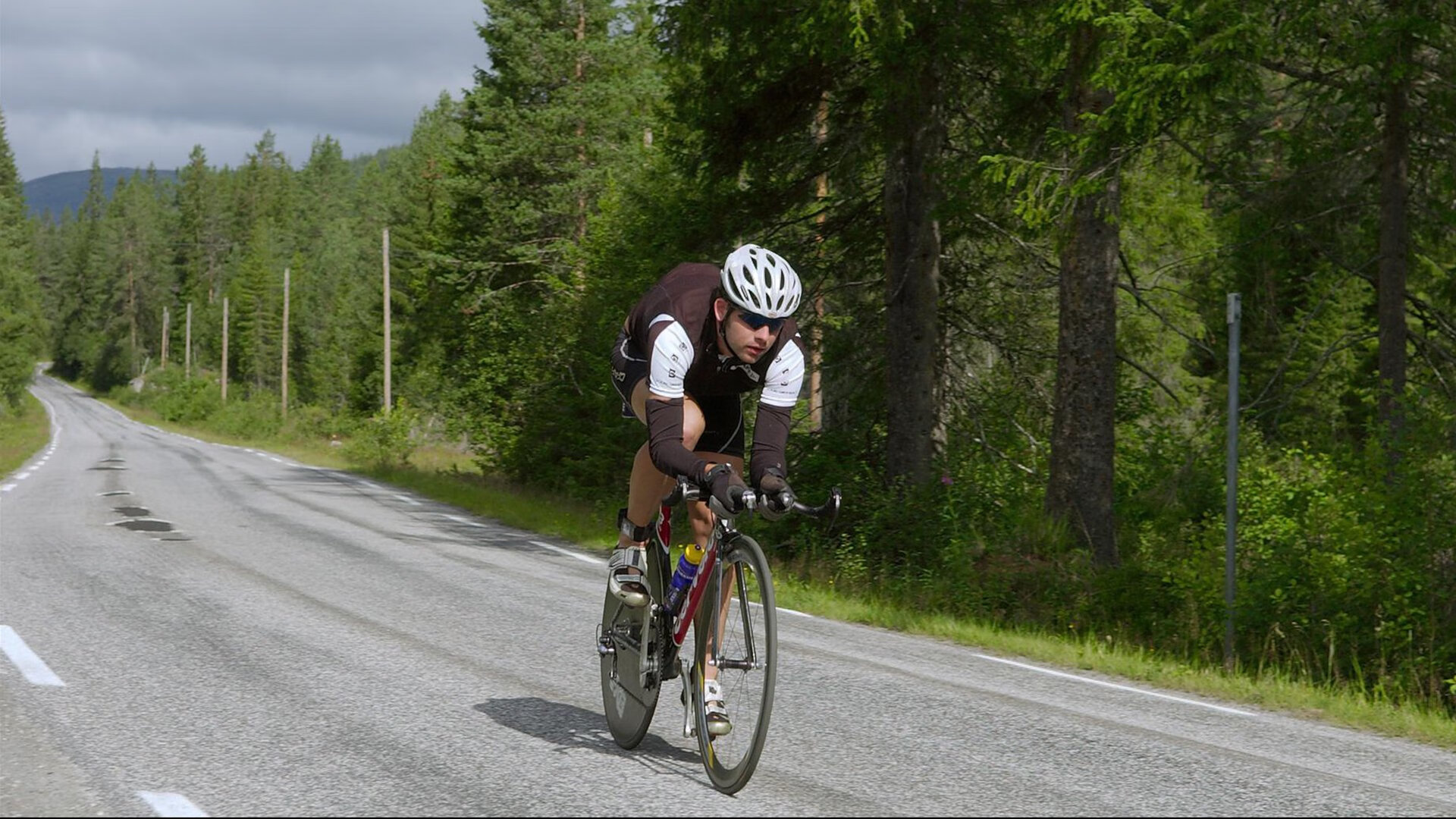 世界杯预选赛中国队惨败 球迷讨论战术短板，世界杯预选赛中国队输